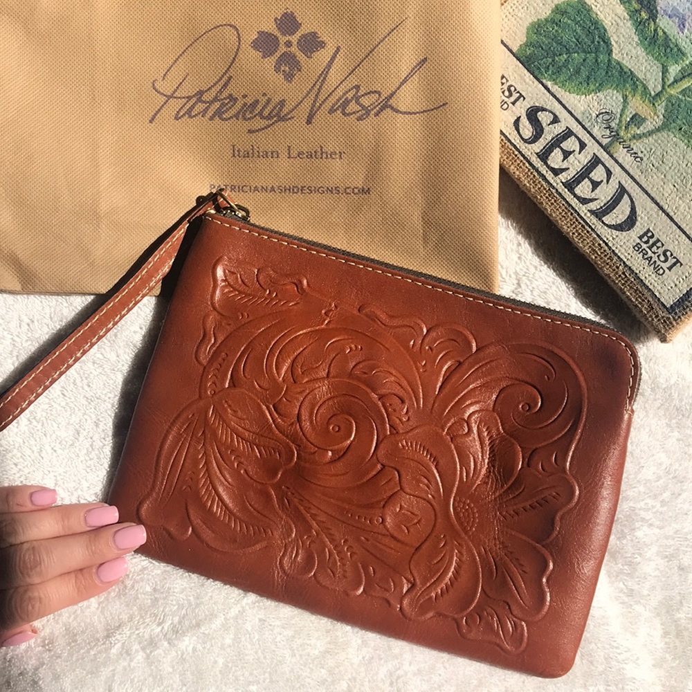 Patricia Nash Medium Wristlet 🌼